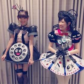 女性アイドルの衣装画像