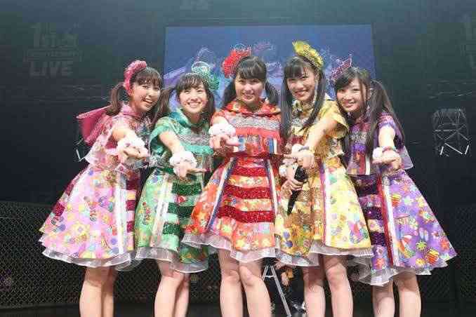 女性アイドルの衣装画像