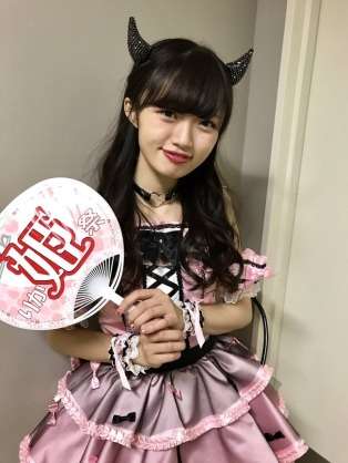 女性アイドルの衣装画像
