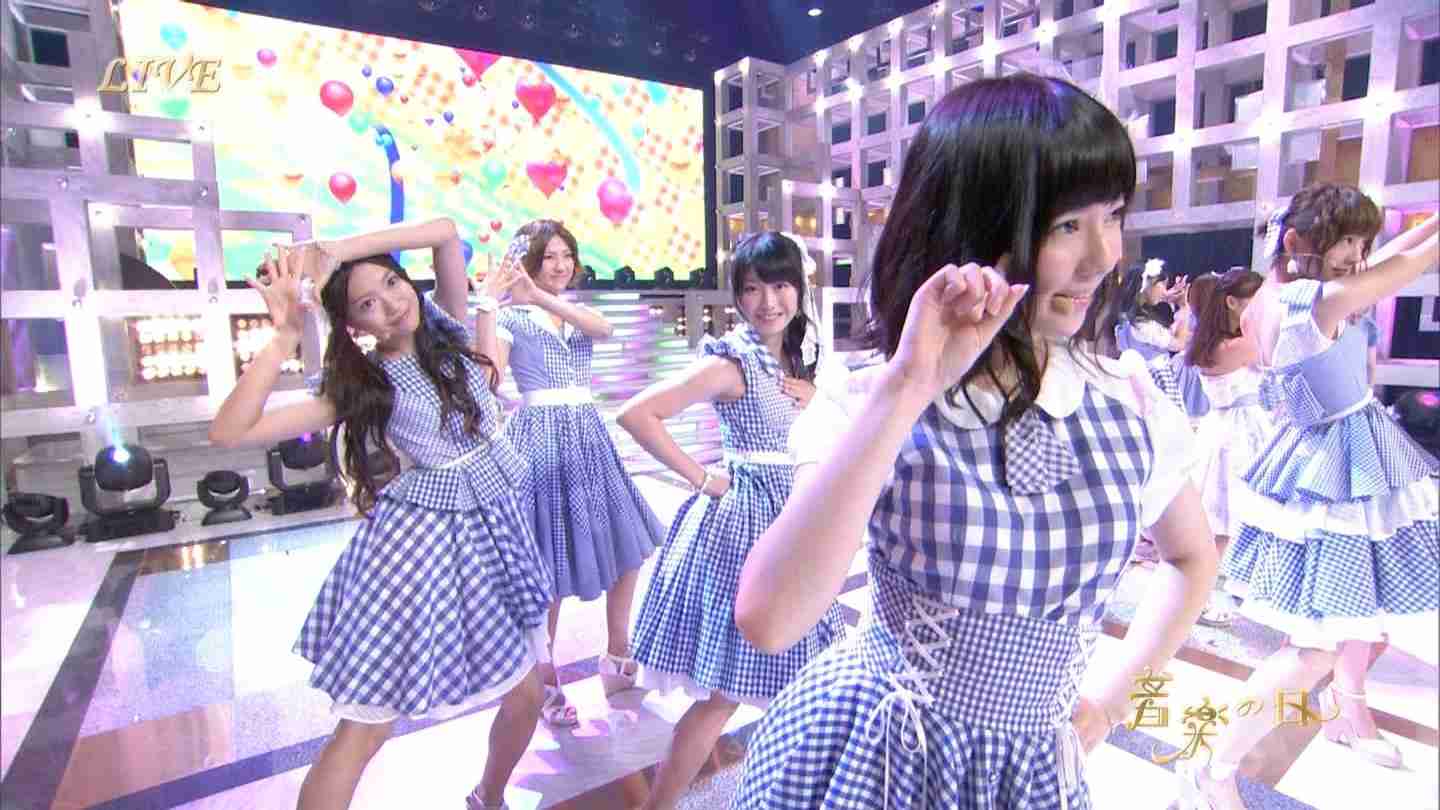 女性アイドルの衣装画像