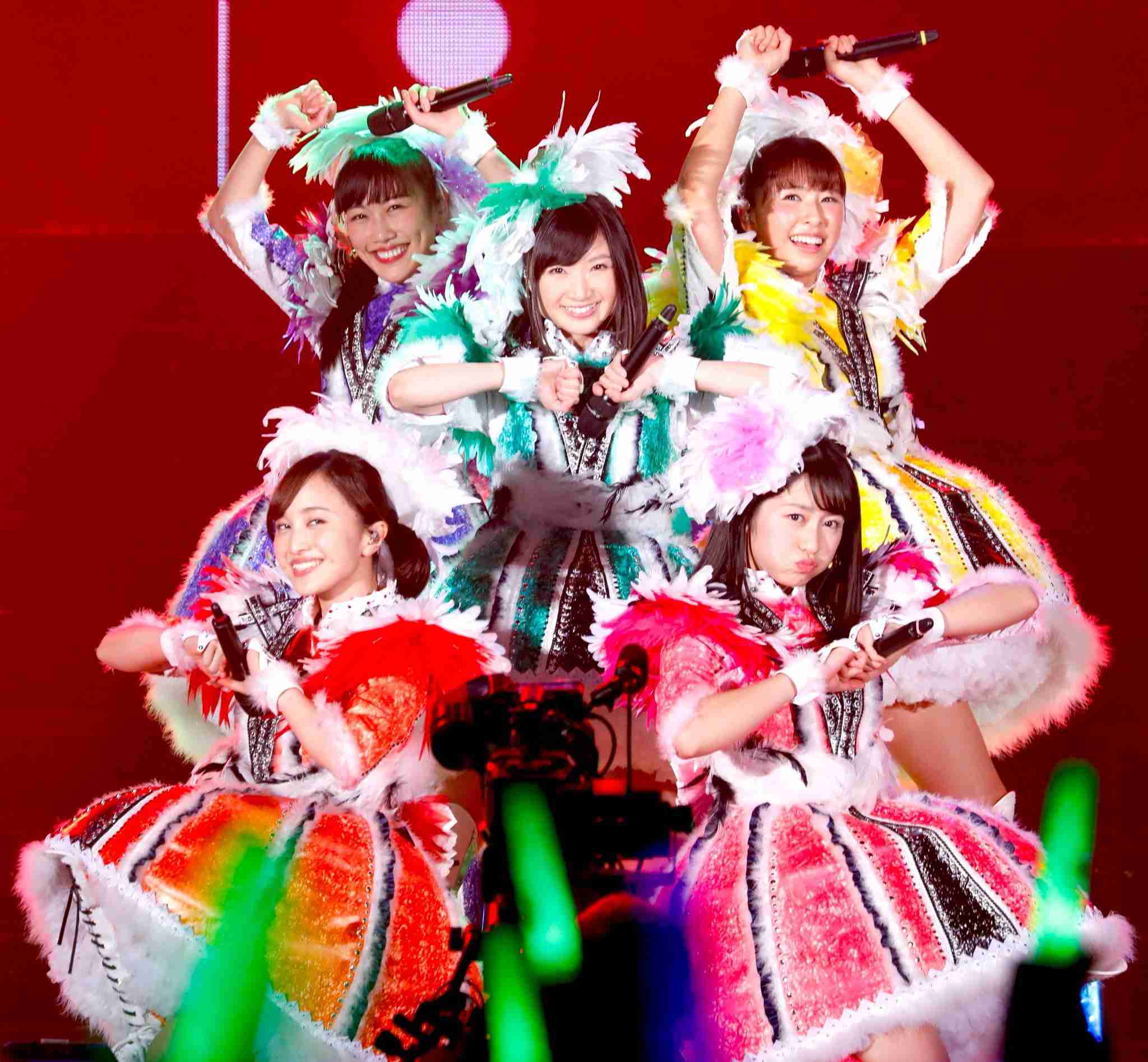 女性アイドルの衣装画像