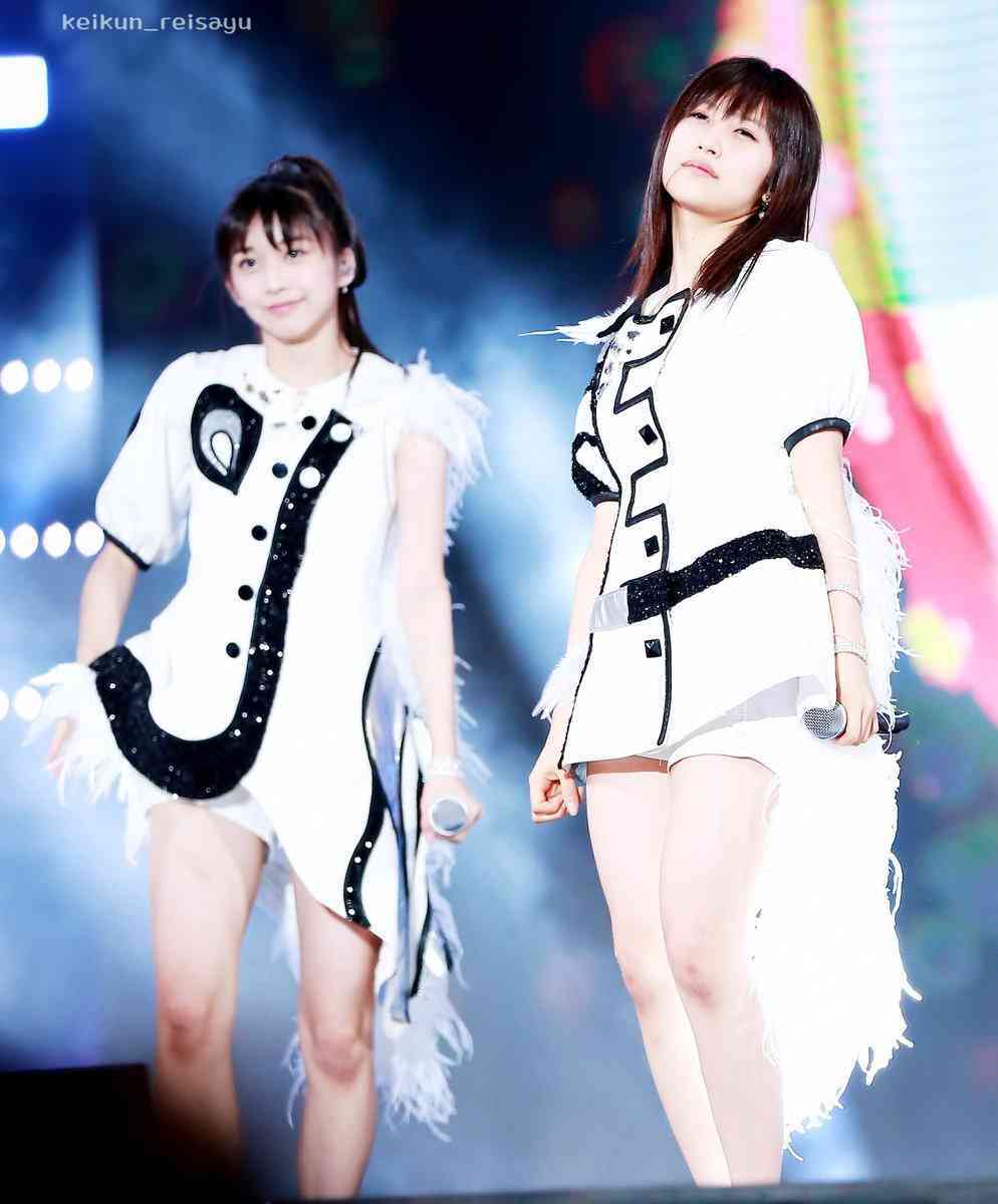 女性アイドルの衣装画像