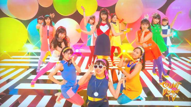 女性アイドルの衣装画像