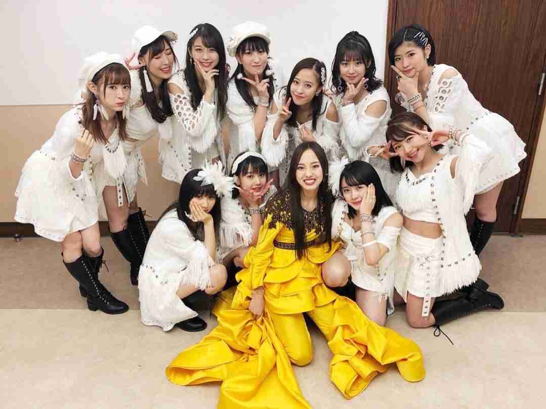 女性アイドルの衣装画像