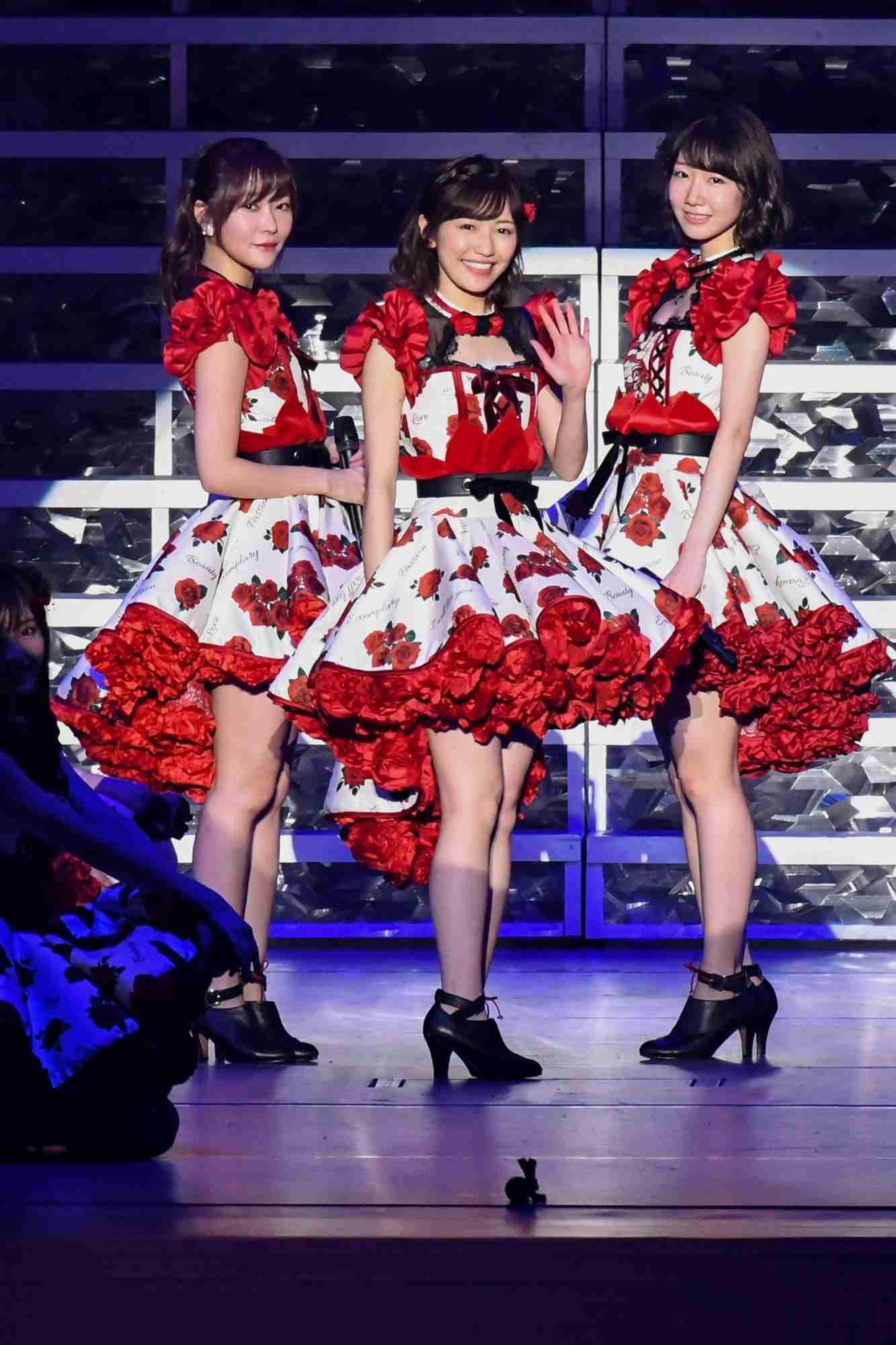 女性アイドルの衣装画像