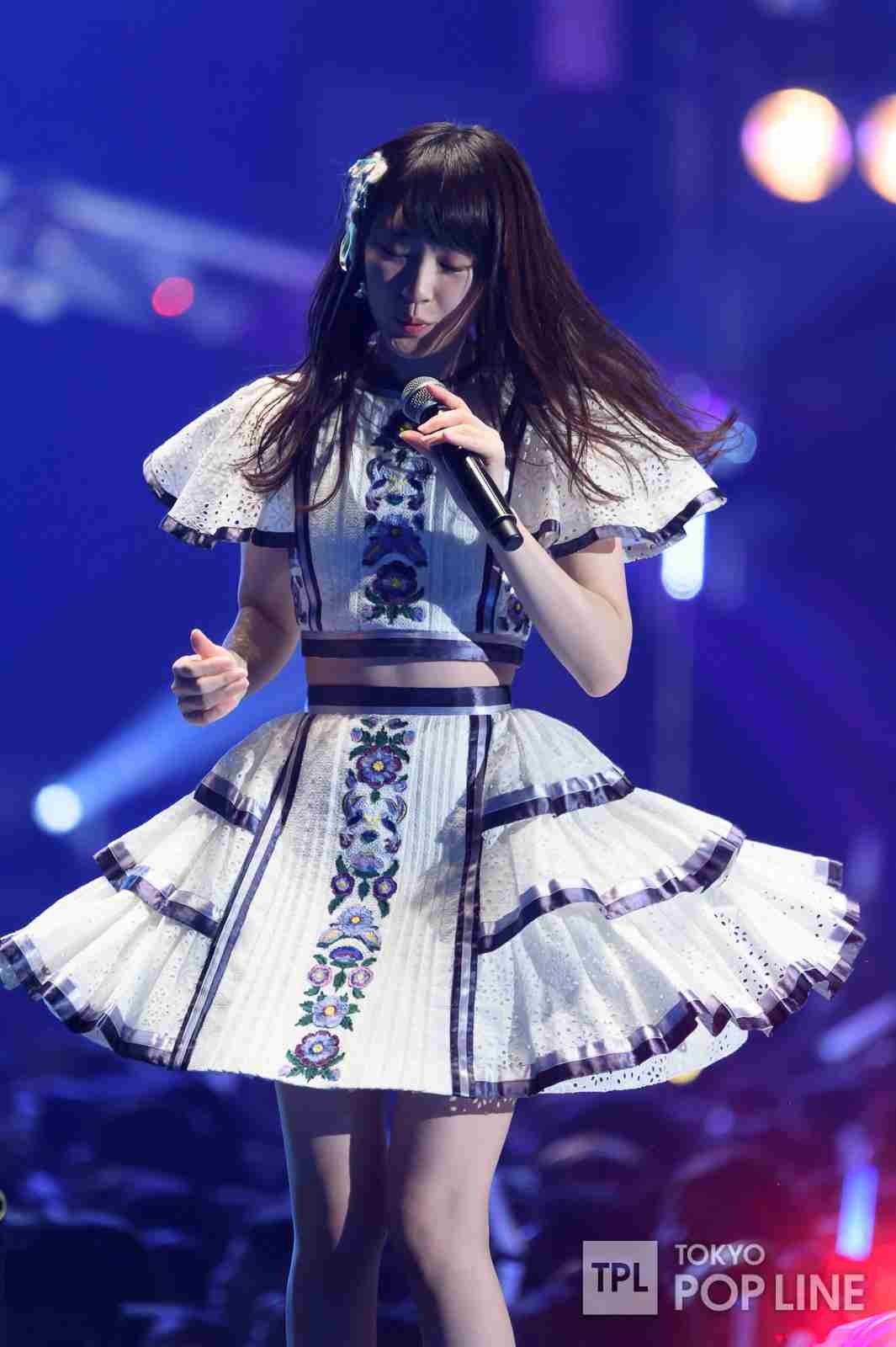 女性アイドルの衣装画像