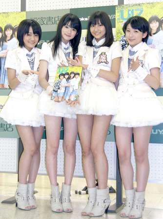 女性アイドルの衣装画像