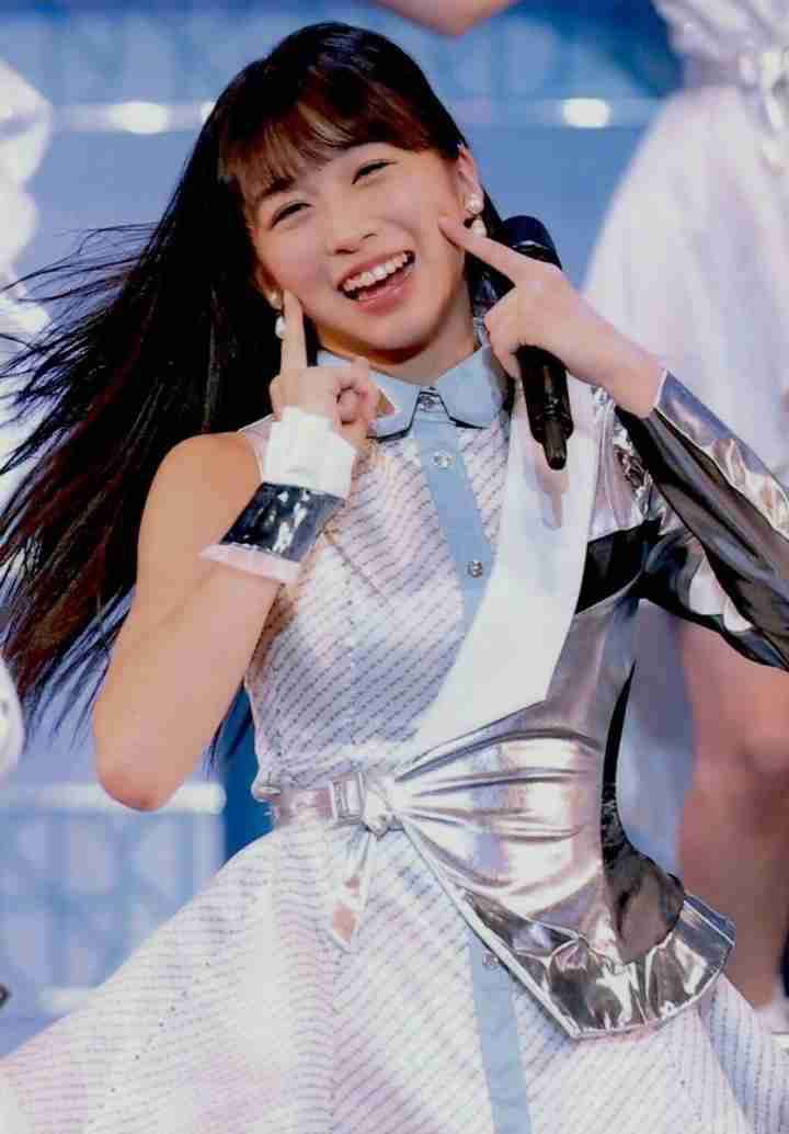 女性アイドルの衣装画像