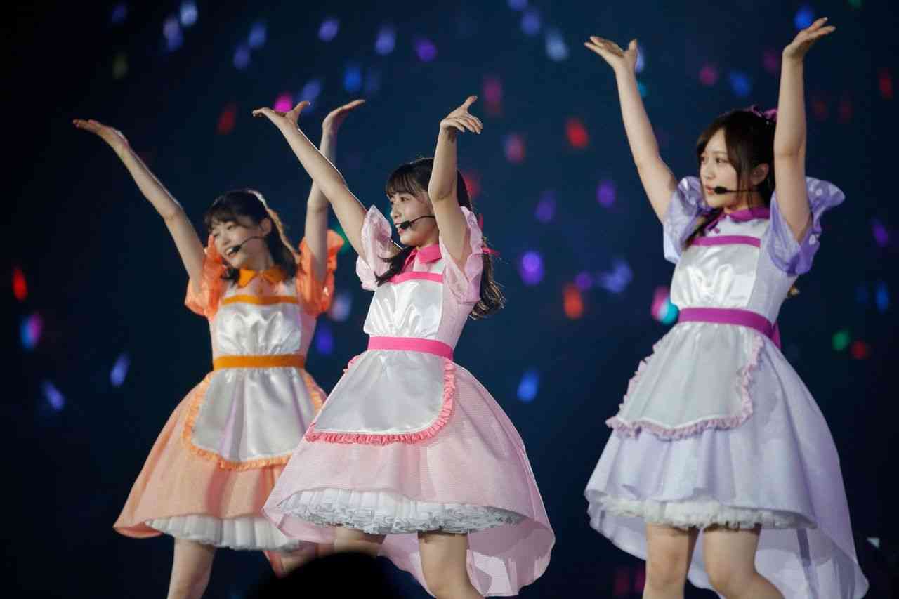 女性アイドルの衣装画像