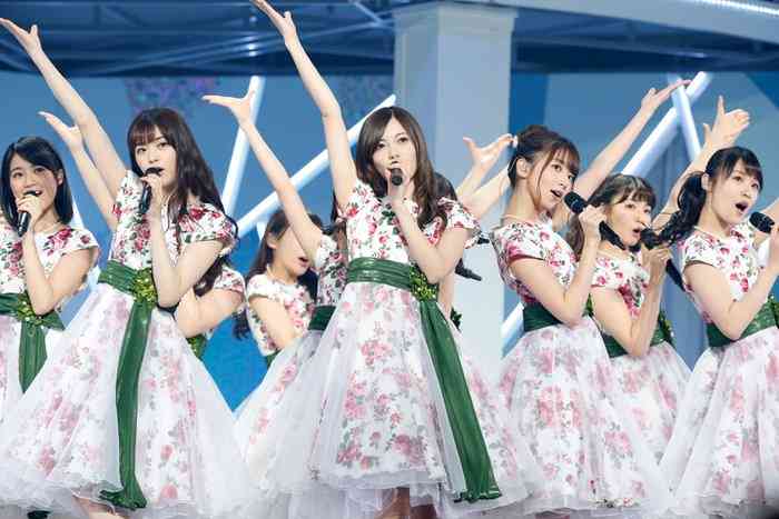 女性アイドルの衣装画像