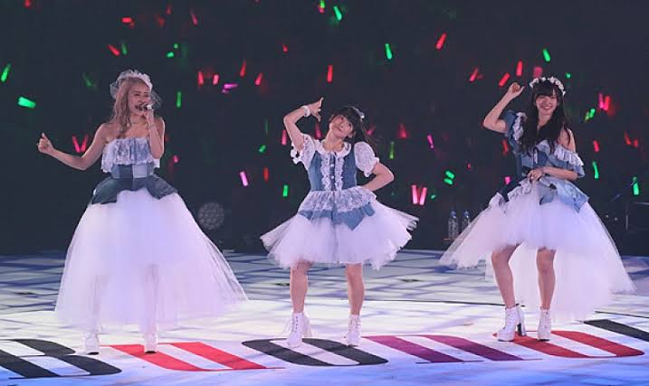 女性アイドルの衣装画像