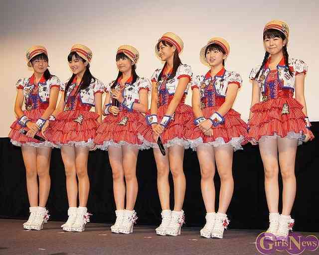 女性アイドルの衣装画像