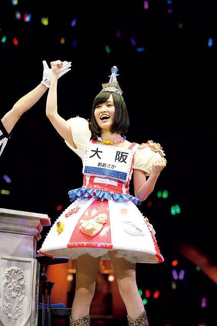 女性アイドルの衣装画像