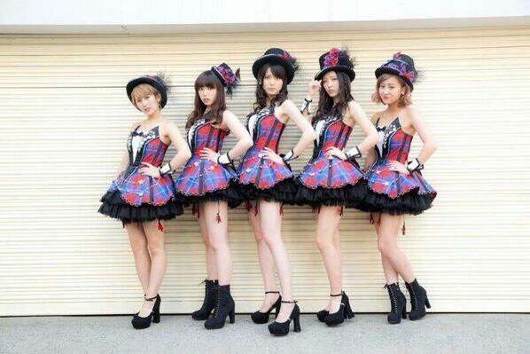 女性アイドルの衣装画像