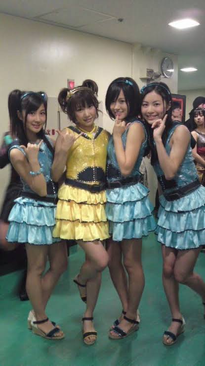 女性アイドルの衣装画像