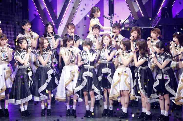 女性アイドルの衣装画像