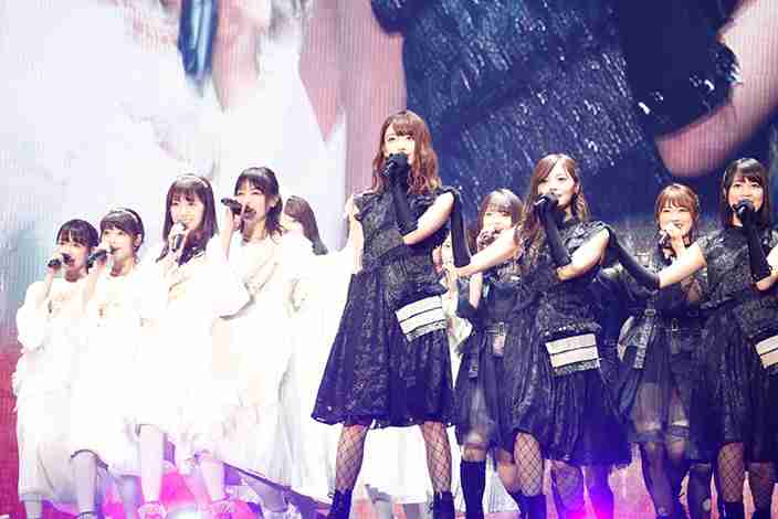 女性アイドルの衣装画像