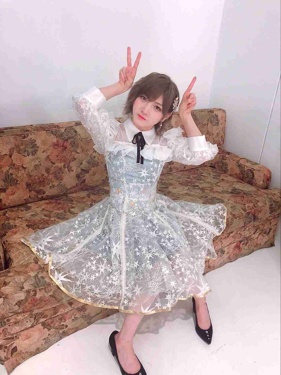 女性アイドルの衣装画像
