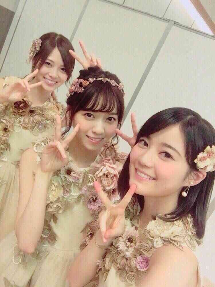 女性アイドルの衣装画像