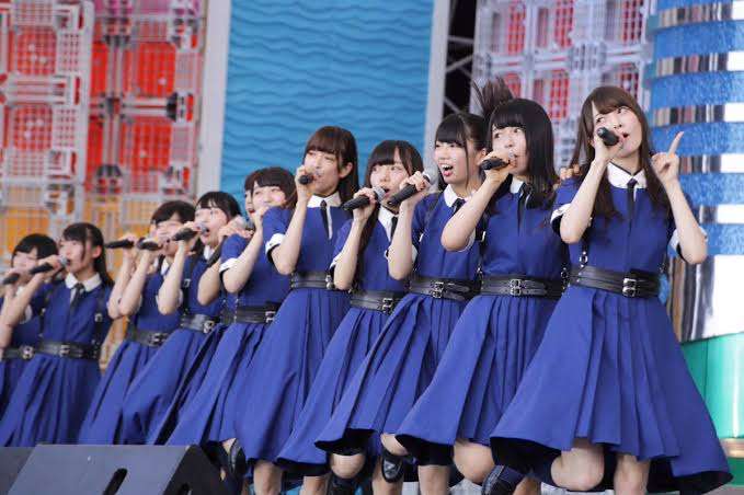 女性アイドルの衣装画像