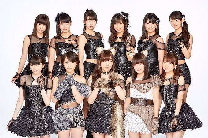女性アイドルの衣装画像