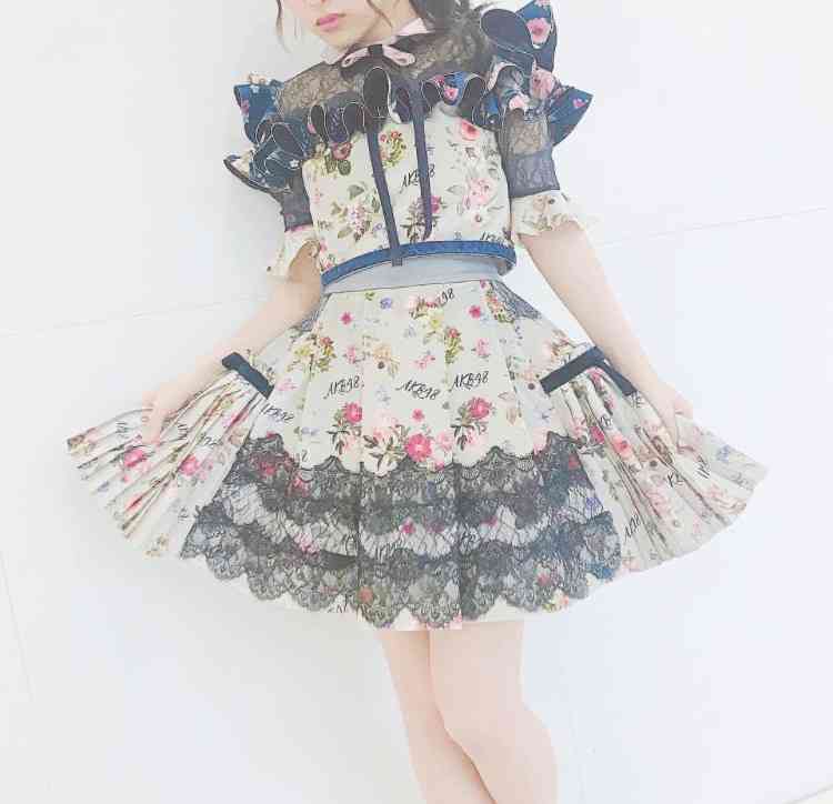 女性アイドルの衣装画像