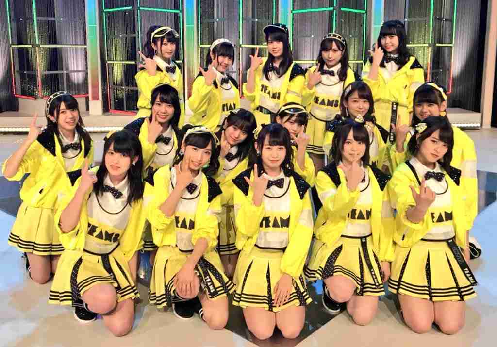 女性アイドルの衣装画像