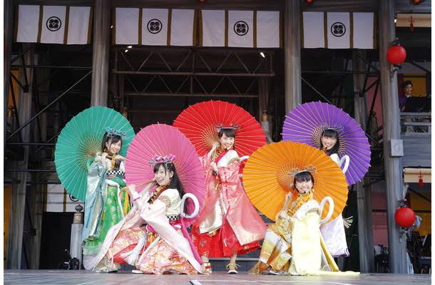 女性アイドルの衣装画像