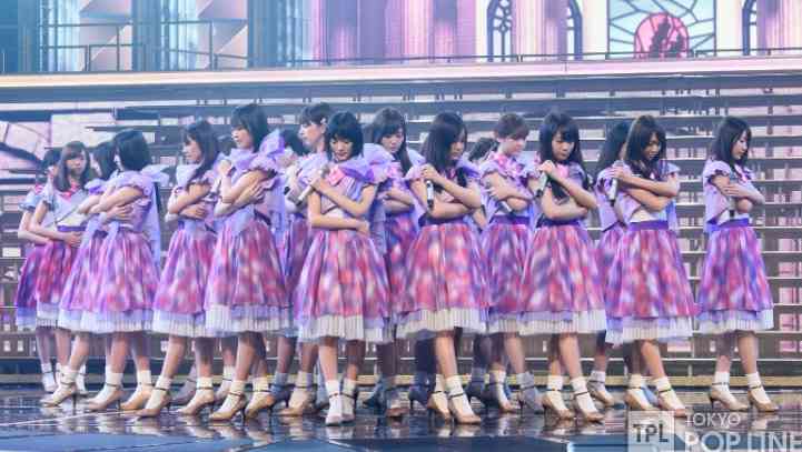 女性アイドルの衣装画像