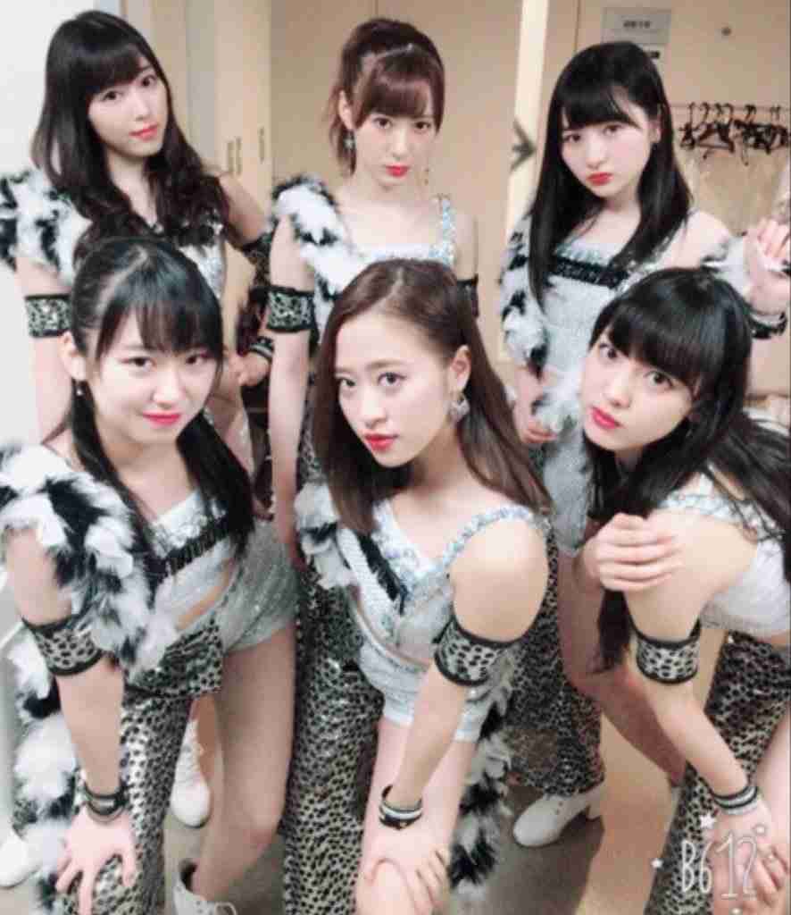 女性アイドルの衣装画像