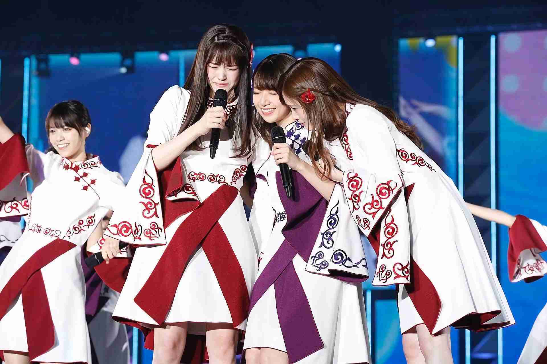 女性アイドルの衣装画像