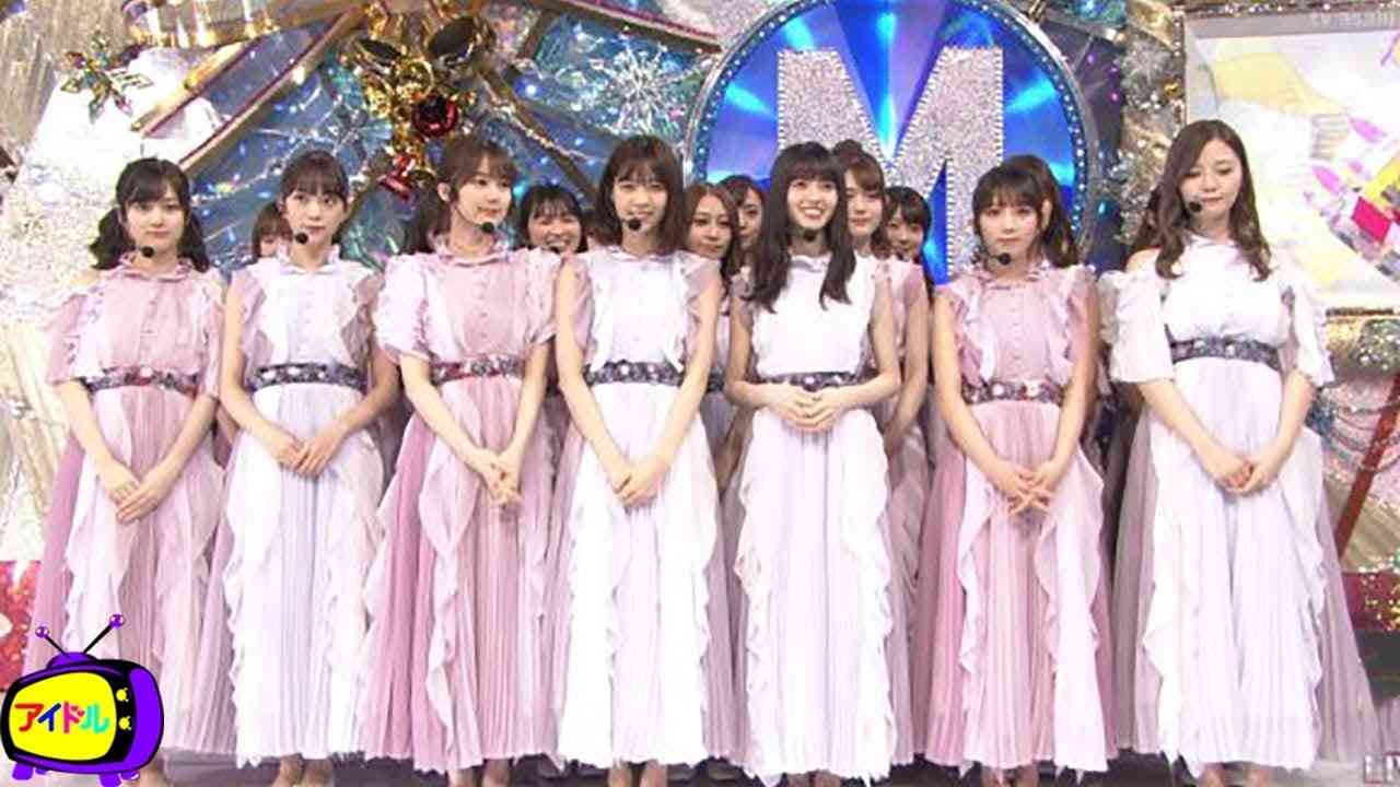 女性アイドルの衣装画像