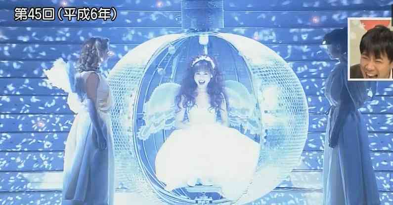 女性アイドルの衣装画像