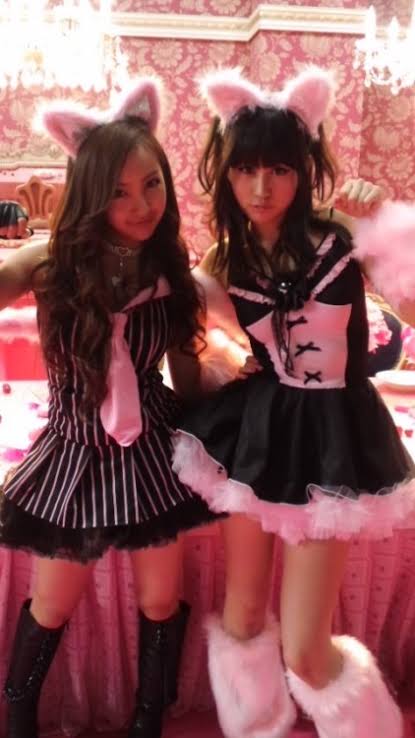 女性アイドルの衣装画像