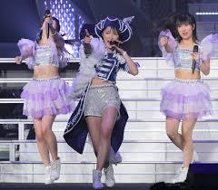 女性アイドルの衣装画像