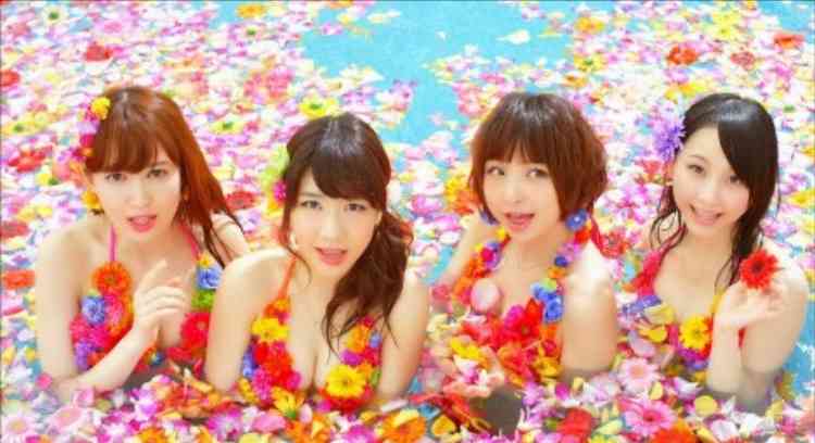 女性アイドルの衣装画像