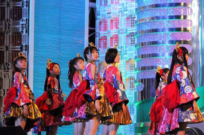 女性アイドルの衣装画像