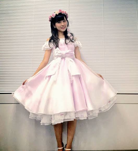 女性アイドルの衣装画像
