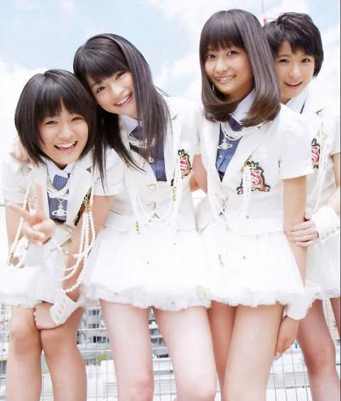 女性アイドルの衣装画像