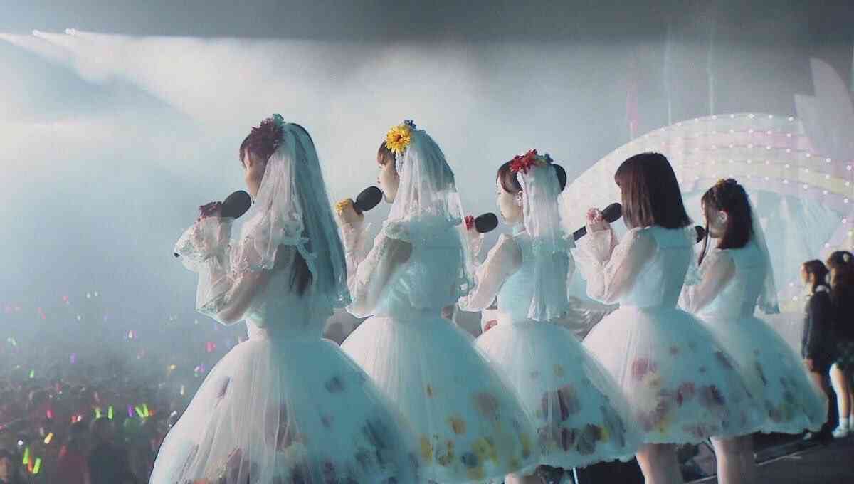 女性アイドルの衣装画像