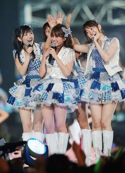 女性アイドルの衣装画像
