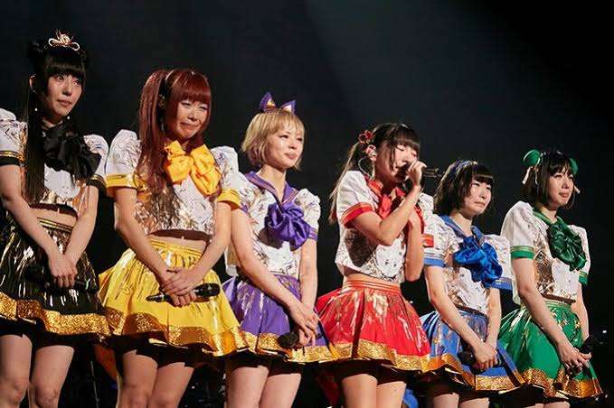 女性アイドルの衣装画像