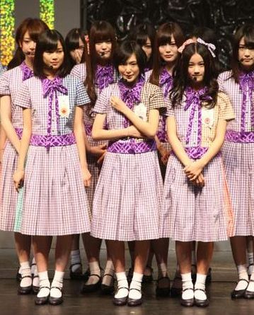 女性アイドルの衣装画像