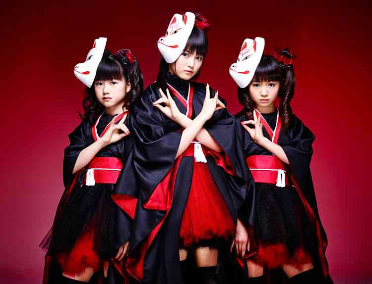 女性アイドルの衣装画像
