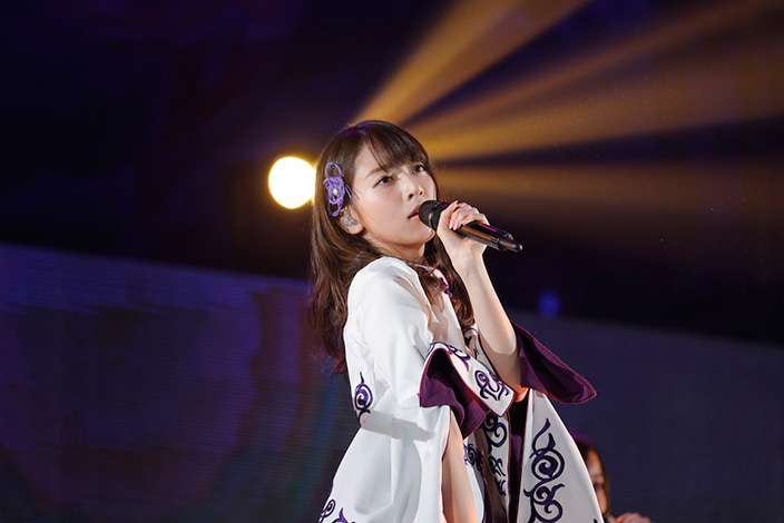 女性アイドルの衣装画像
