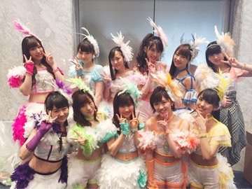 女性アイドルの衣装画像