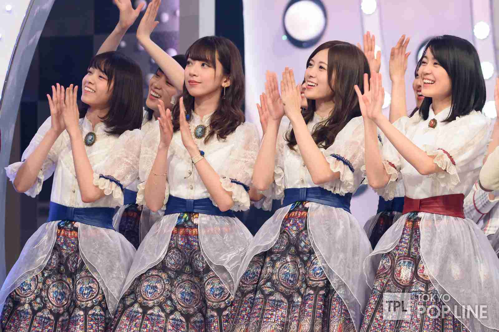 女性アイドルの衣装画像