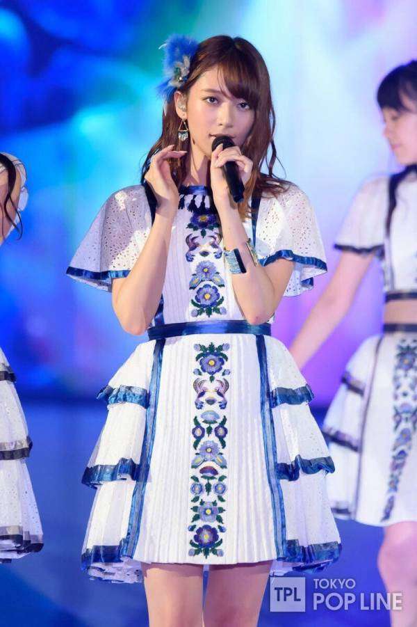 女性アイドルの衣装画像