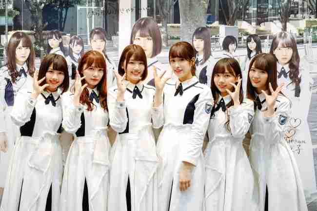 女性アイドルの衣装画像