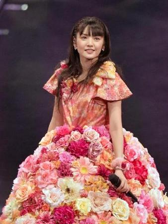 女性アイドルの衣装画像